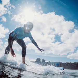 Aprender en escuelas de surfing: ¿qué beneficios tiene?